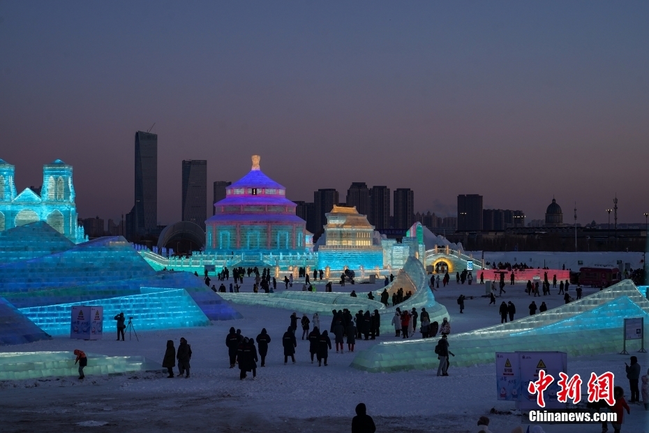 L'apertura di prova di Harbin Ice and Snow World accoglie il primo gruppo di turisti
