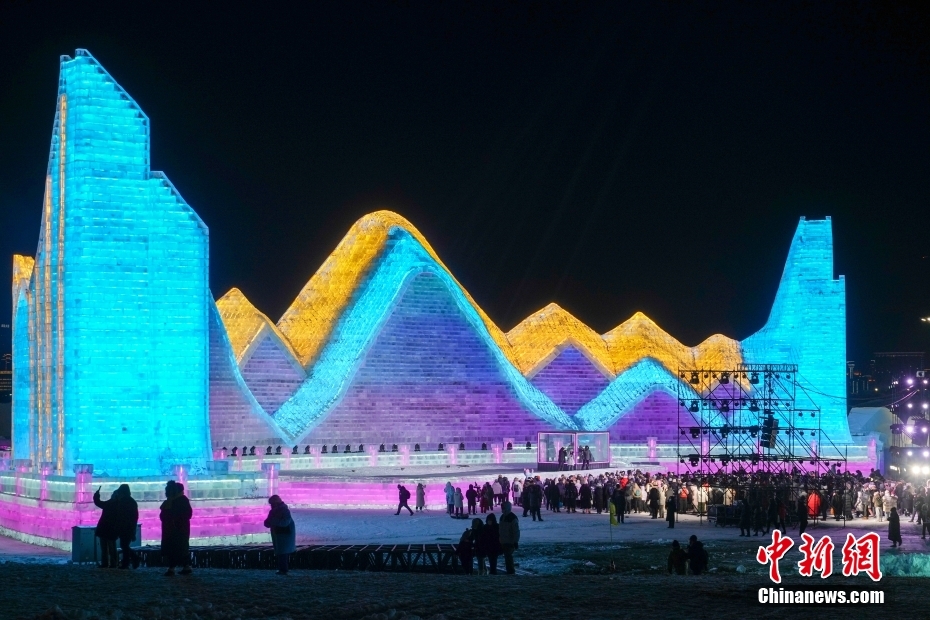 L'apertura di prova di Harbin Ice and Snow World accoglie il primo gruppo di turisti