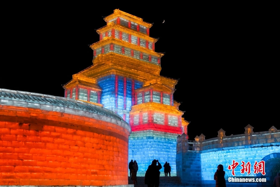 L'apertura di prova di Harbin Ice and Snow World accoglie il primo gruppo di turisti