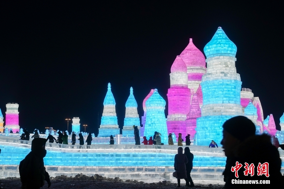 L'apertura di prova di Harbin Ice and Snow World accoglie il primo gruppo di turisti