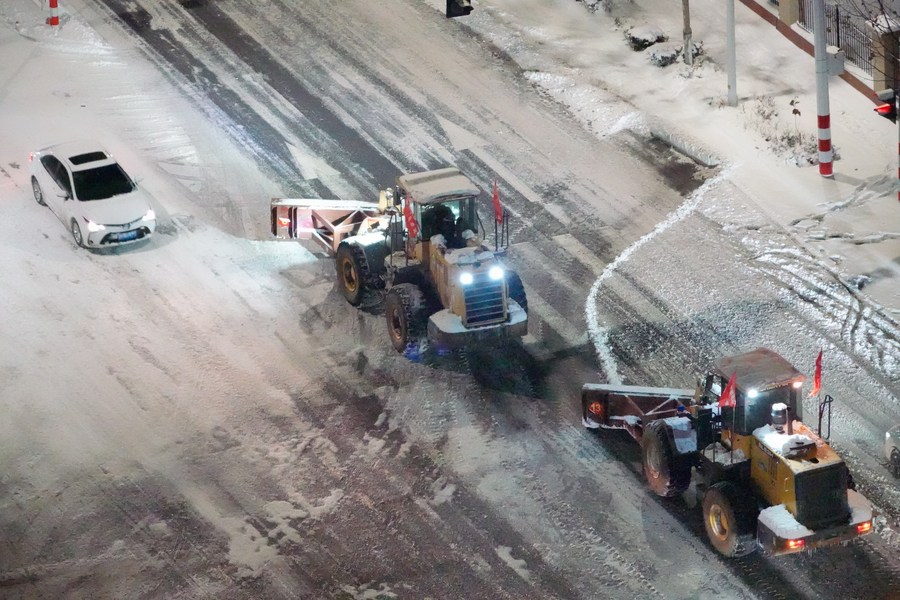 Spazzaneve puliscono la neve dalle strade di Yantai, nella provincia dello Shandong, nella Cina orientale. (16 dicembre 2023 - Tang Ke/Xinhua)