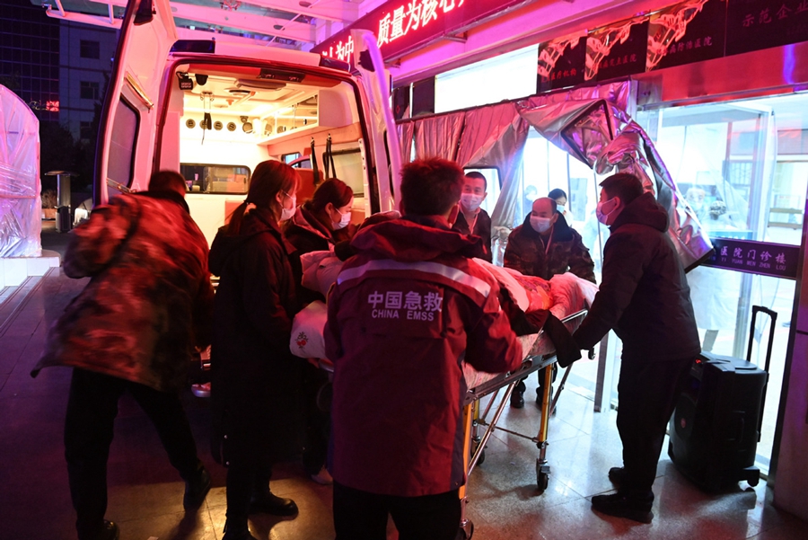 I feriti vengono ricoverati in ospedale nella contea di Jishishan, provincia del Gansu, Cina nordoccidentale. (19 dicembre 2023 – Xinhua)