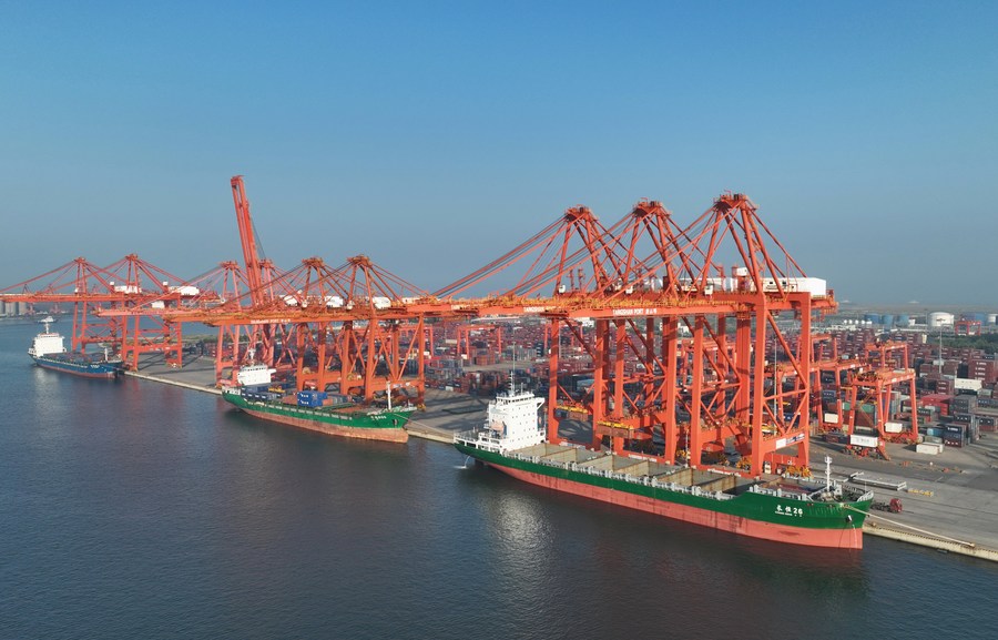 Vista aerea di tre navi attraccate al terminal container del porto di Tangshan, nella provincia dello Hebei, Cina del nord. (19 luglio 2023 - Xinhua/Yang Shiyao)