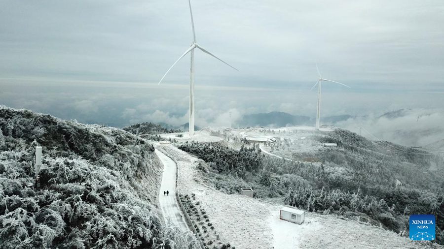 Tecnici assicurano la fornitura di energia elettrica durante l'ondata di freddo nello Hunan
