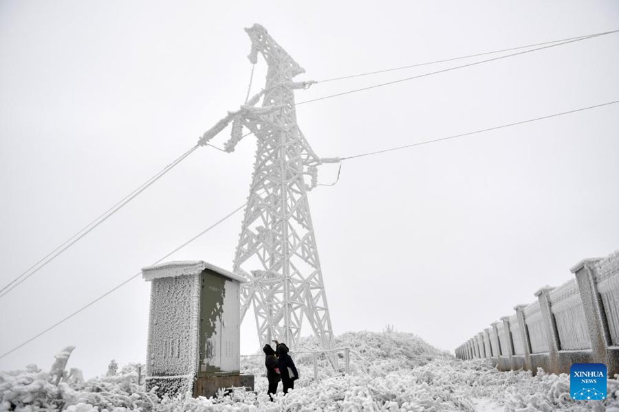 Tecnici assicurano la fornitura di energia elettrica durante l'ondata di freddo nello Hunan