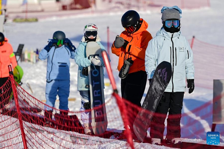 Appassionati di sci sciano presso la località sciistica del Monte Jiangjun nell'Altay, nella regione autonoma uigura dello Xinjiang, nella Cina nordoccidentale. (19 dicembre 2023- Xinhua/Ding Lei)