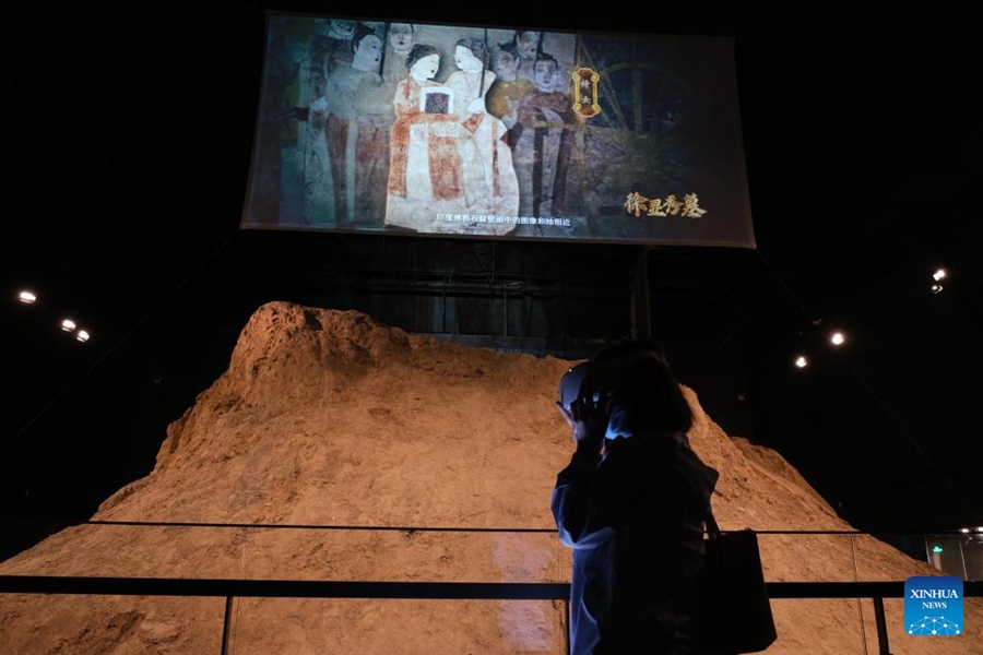 Una visitatrice apprezza i murales utilizzando un dispositivo VR al Museo dei Murales della Dinastia Qi Settentrionale di Taiyua. (Xinhua/Tang Shining)