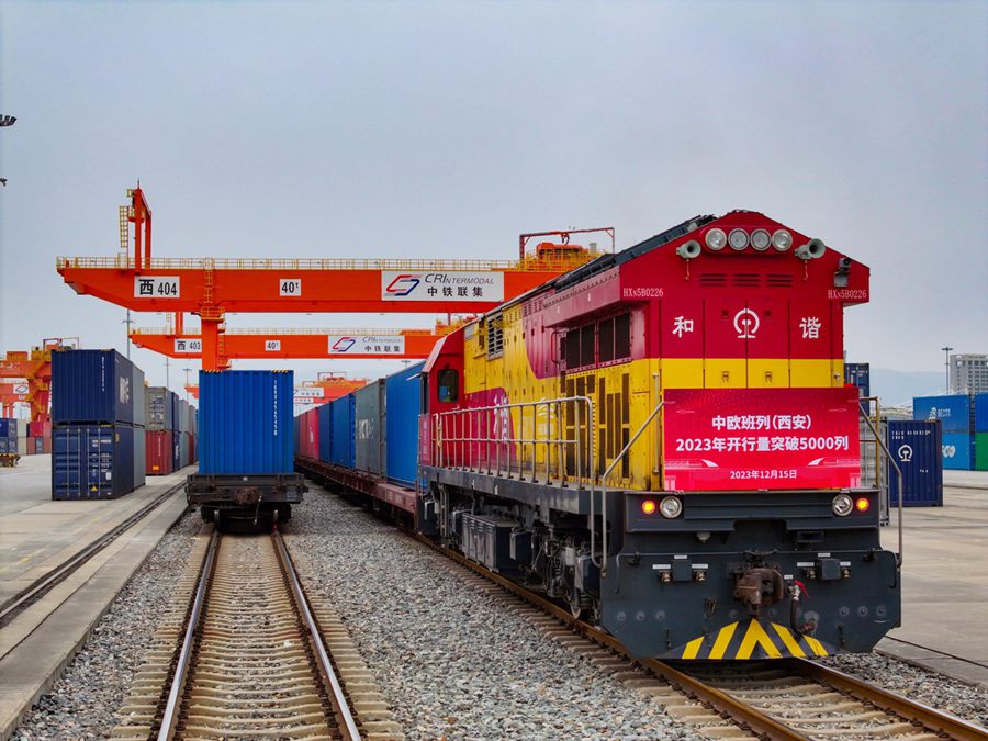 Treno merci Cina-Europa al porto internazionale di Xi'an, nella provincia dello Shaanxi. (Foto fornita a China Daily)