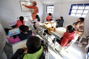 Gansu: allestita "scuola tenda" per i bambini colpiti dal terremoto