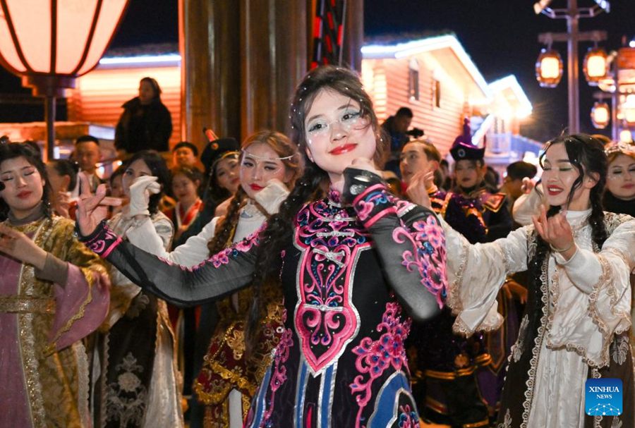 Danzatrici accolgono i turisti all'ingresso di un'area panoramica di recente apertura nella contea di Tekes, nella regione autonoma uigura dello Xinjiang, nel nord-ovest della Cina. (22 dicembre 2023 - Xinhua/Li He)