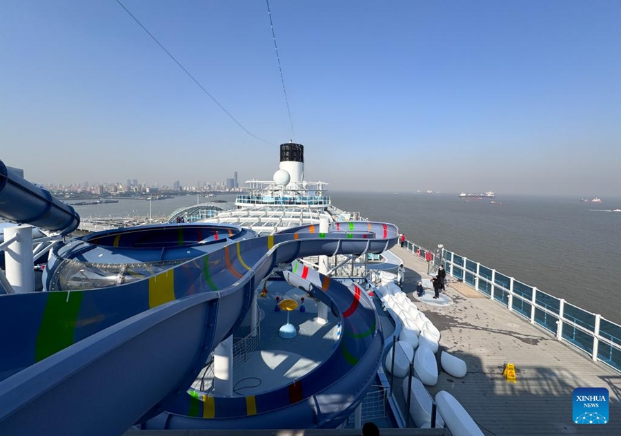 Vista esterna della nave da crociera "Adora Magic City" ormeggiata al terminal crociere internazionale Wusongkou di Shanghai. (24 dicembre 2023 - Xinhua/Ding Ting)