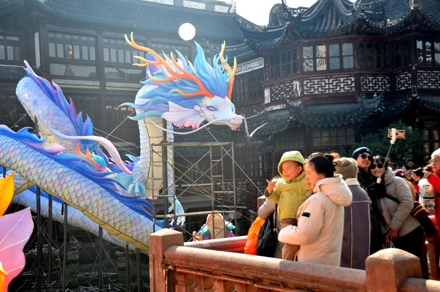 Un "drago gigante" nel Tempio Chenghuang a Shanghai. (24 dicembre 2023 – Quotidiano del Popolo Online/Yan Daming)
