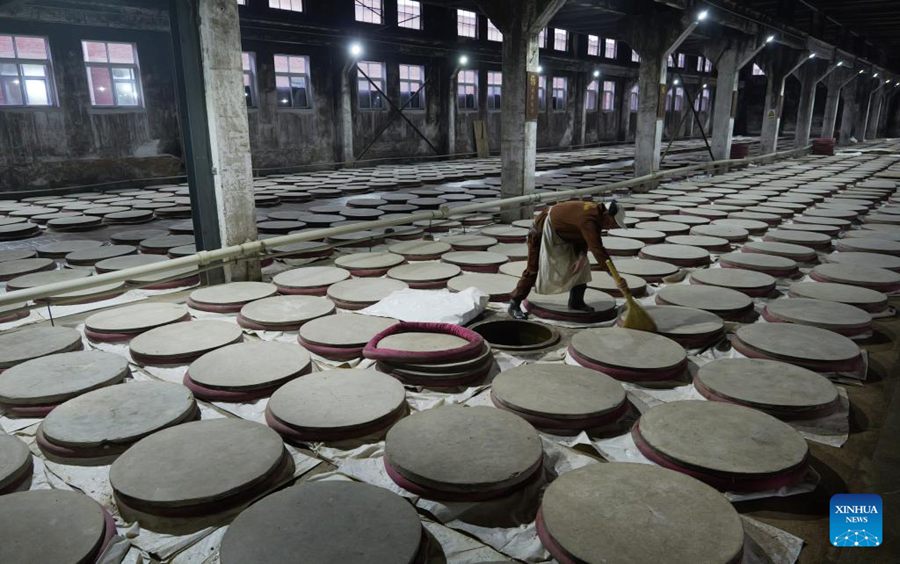 Un operaio tiene in ordine una fabbrica della Baofeng Baijiu Co., LTD nella contea di Baofeng, nella provincia centrale cinese dello Henan. (21 dicembre 2023 – Xinhua/Li An) 