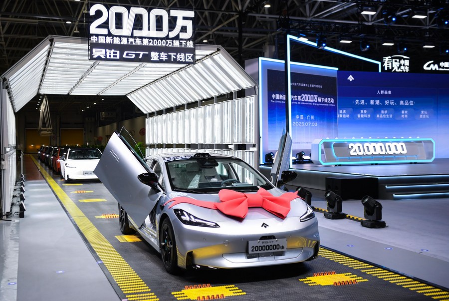 Il 20milionesimo veicolo a nuova energia (NEV) cinese prodotto da GAC Aion New Energy Automobile Co., Ltd. a Guangzhou, nella provincia del Guangdong, nel sud della Cina. (3 luglio 2023 - Xinhua/Deng Hua)