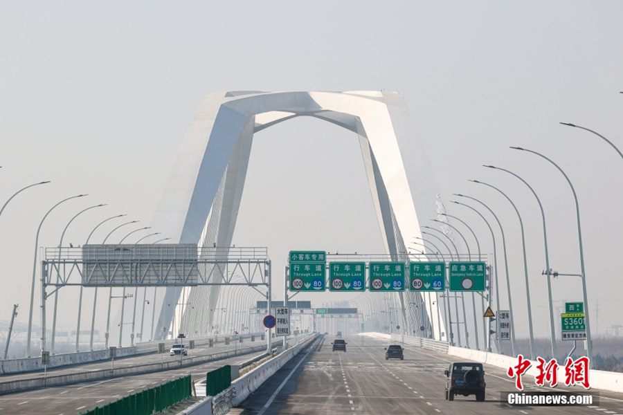 Veicoli sul ponte Jingxiong, lungo l'autostrada Beijing-Xiong'an. (28 dicembre 2023 – Chinanews/Jia Tianyong)