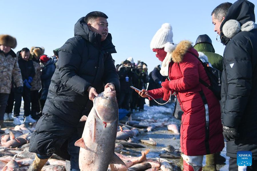 Festival invernale della pesca prende il via al lago Chagan, nel nord-est della Cina