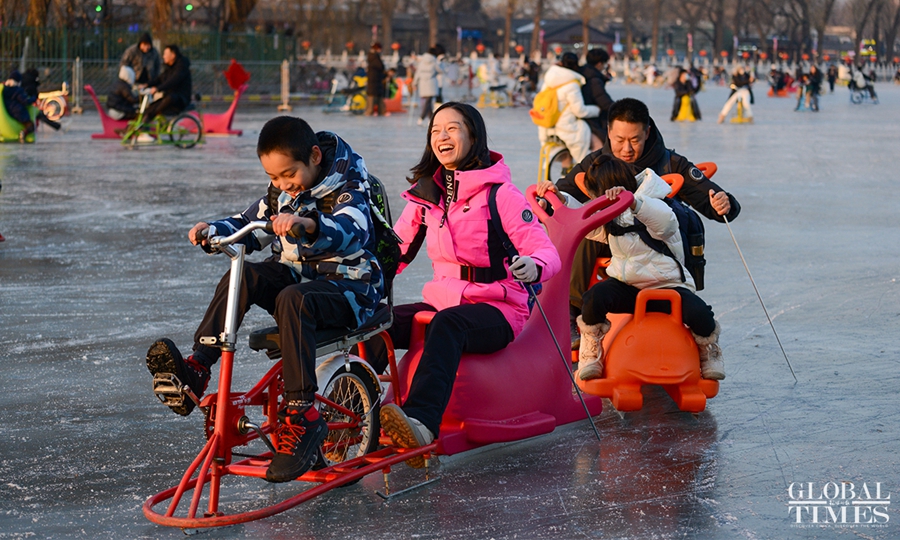 Beijing, la popolazione si diverte sulla pista di pattinaggio di Shichahai