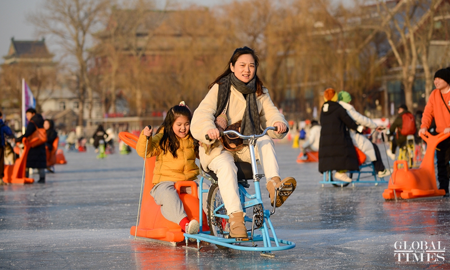Beijing, la popolazione si diverte sulla pista di pattinaggio di Shichahai