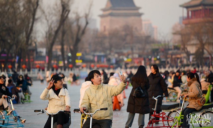 Beijing, la popolazione si diverte sulla pista di pattinaggio di Shichahai