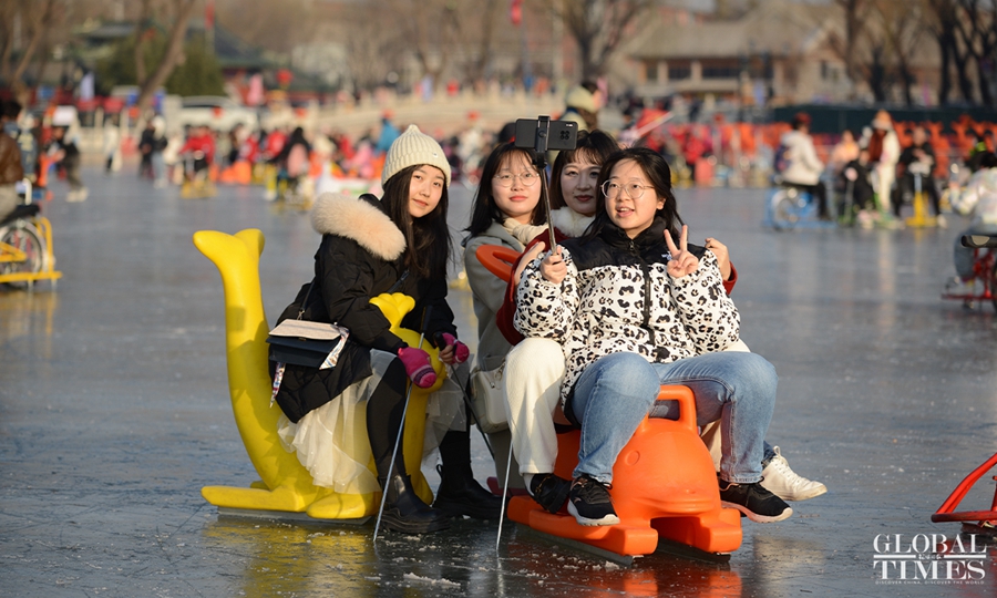 Beijing, la popolazione si diverte sulla pista di pattinaggio di Shichahai