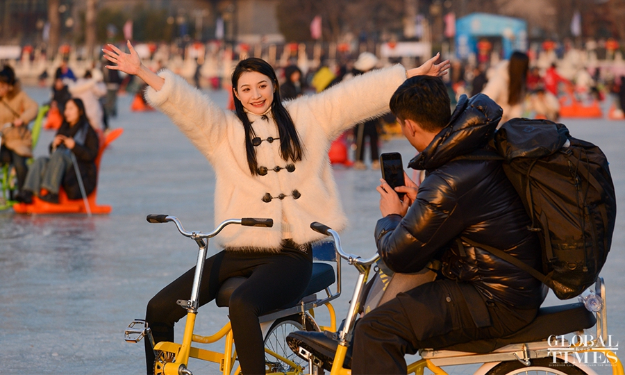 Beijing, la popolazione si diverte sulla pista di pattinaggio di Shichahai