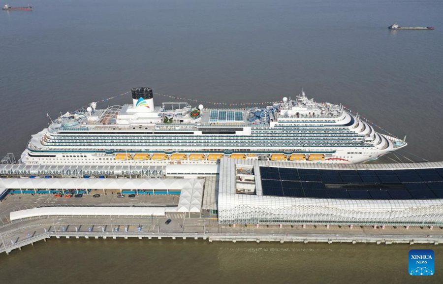 La grande nave da crociera "Adora Magic City" presso il Wusongkou International Cruise Terminal di Shanghai, nella Cina orientale. (1 gennaio 2024 - Xinhua/Ding Ting)