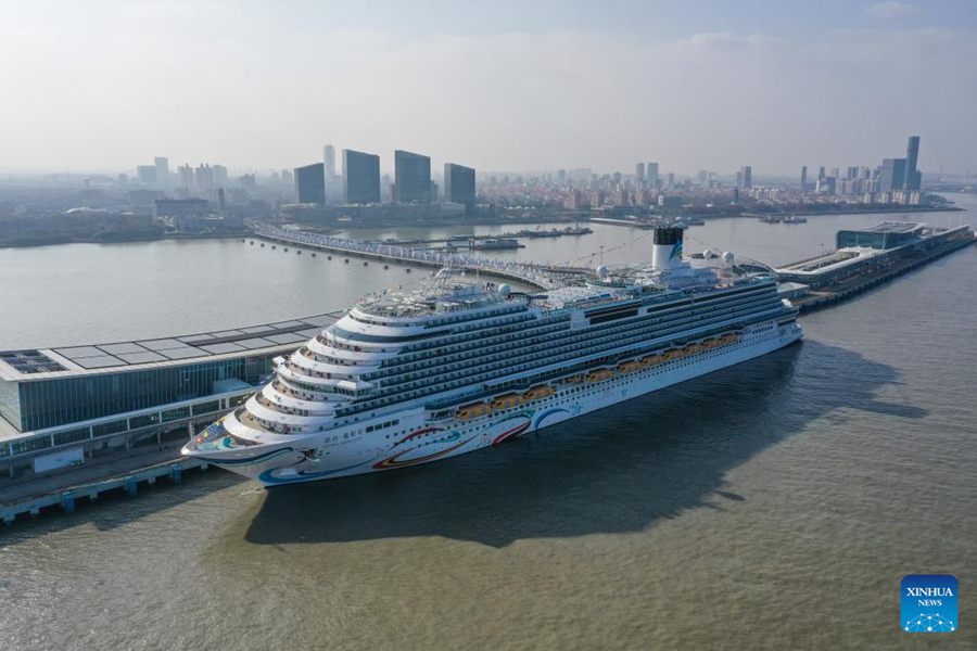 La prima grande nave da crociera cinese inizia il viaggio inaugurale commerciale