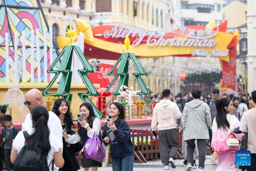 Turisti visitano la piazza del Senato a Macao, nel sud della Cina. (31 dicembre 2023 -Xinhua/Cheong Kam Ka)