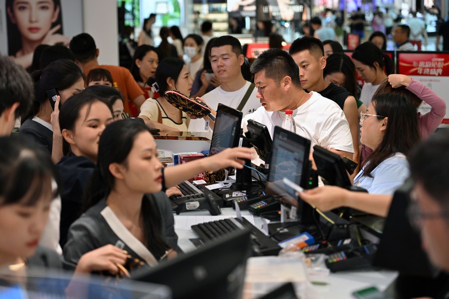 Turisti alle casse di un centro commerciale duty-free a Sanya, nella provincia di Hainan. (30 settembre 2023 - Xinhua/Guo Cheng)