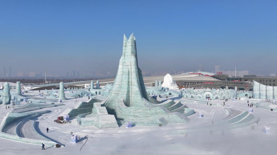 Opere d'arte di ghiaccio e neve nel 25° Harbin Ice and Snow World. (Zhao Tianhua/China Daily)
