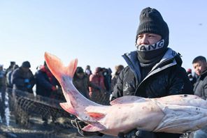 Festival invernale della pesca prende il via al lago Chagan, nel nord-est della Cina