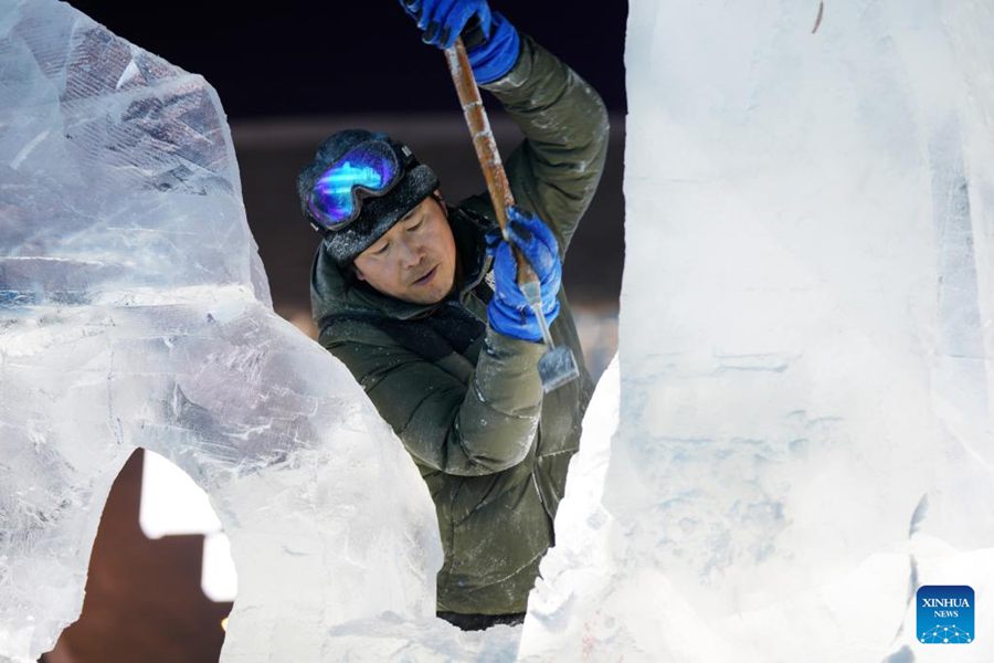 Un concorrente lavora su una scultura di ghiaccio durante la 35° edizione della Harbin International Ice Sculpture Competition, nella provincia nordorientale cinese dello Heilongjiang. (2 gennaio 2024 – Xinhua/Wang Jianwei)