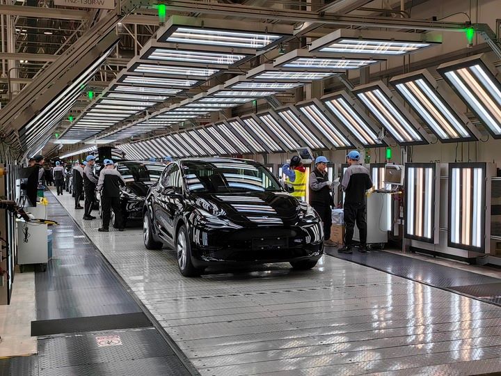 Stabilimento Tesla di Shanghai consegna 947.000 veicoli nel 2023