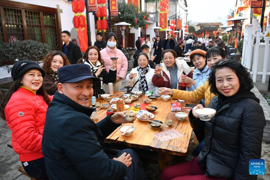 Turisti partecipano al banchetto Paotang nel villaggio di Zhongba della contea di Shiquan. (3 gennaio 2024 - Xinhua/Shao Rui)