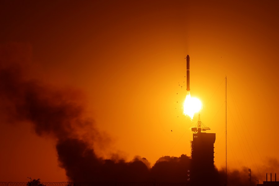 Un razzo vettore Long March-2D trasportante il satellite per l'esplorazione solare Advanced Space-based Solar Observatory (ASO-S), Kuafu-1, decolla dal Jiuquan Satellite Launch Center nel nord-ovest della Cina. (9 ottobre 2022 - Wang Jiangbo/Xinhua)