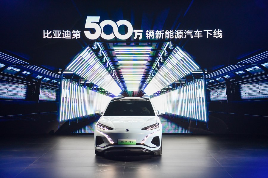 Il cinquemilionesimo veicolo a nuova energia prodotto dalla casa automobilistica cinese BYD esce dalla linea di produzione a Shenzhen, nella provincia del Guangdong. (9 agosto 2023 - Xinhua/Liang Xu)