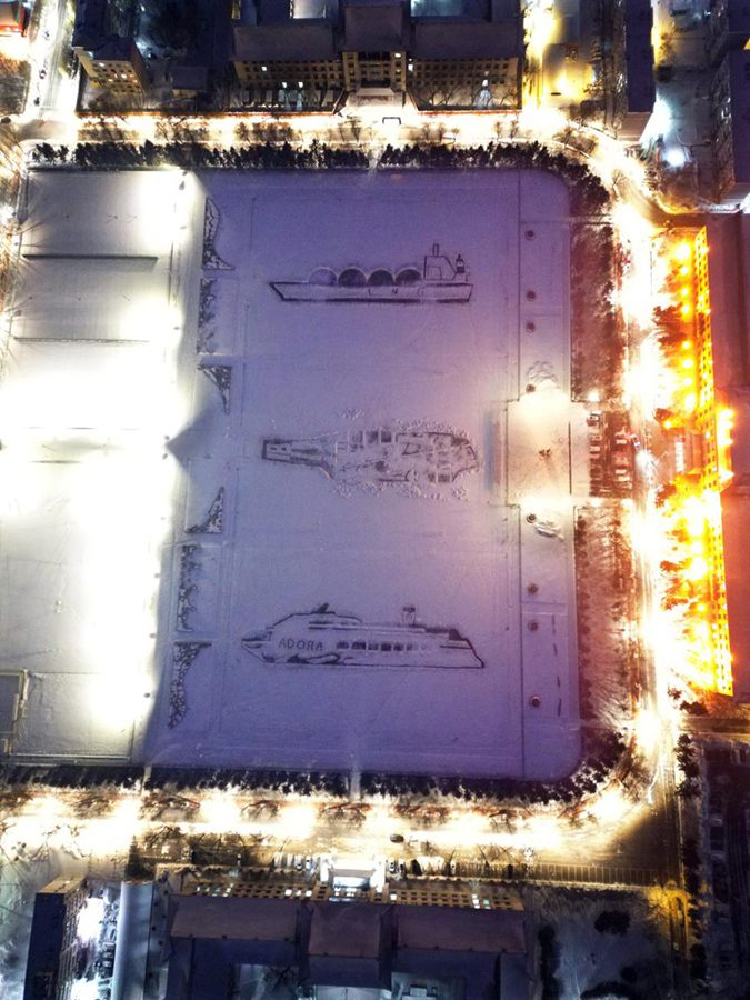 Tre disegni giganti ritraggono la terza portaerei cinese, la CNS Fujian, la prima grande nave da crociera costruita a livello nazionale, l'Adora Magic City, e una gigantesca nave metaniera sul campo innevato dell'Università di Ingegneria di Harbin, nella provincia dello Heilongjiang. (Liu Yang/China Daily)
