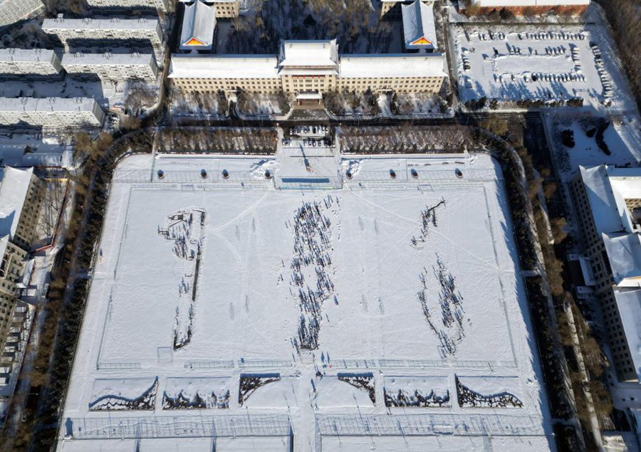 Gli studenti della Harbin Engineering University creano enormi disegni nella neve per dare il benvenuto al nuovo anno