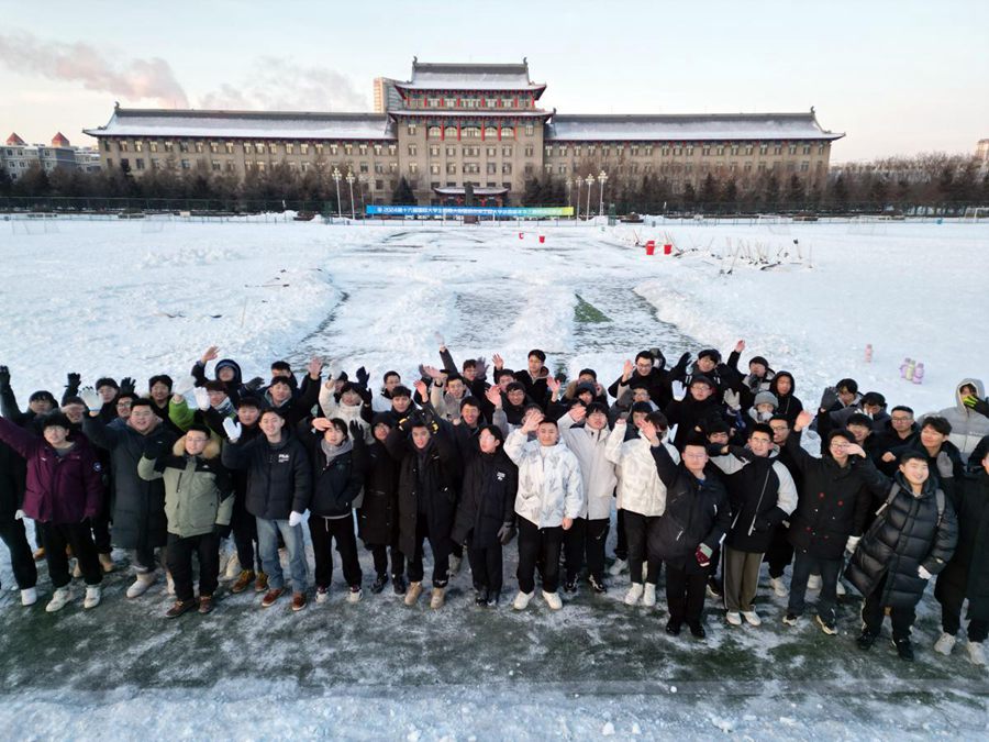 Gli studenti della Harbin Engineering University creano enormi disegni nella neve per dare il benvenuto al nuovo anno