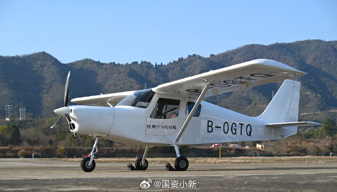 L'AG60E, l'aereo sportivo leggero biposto sviluppato internamente dalla Cina, fa il suo debutto in volo a Jiande, nella città di Hangzhou, provincia dello Zhejiang. (3 gennaio 2024 - Account Weibo SASAC)
