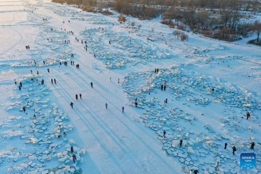 Turisti visitano un ex sito di deposito del ghiaccio nel tratto del fiume Songhua di Harbin, nella provincia dello Heilongjiang, nella Cina nord-orientale. (7 gennaio 2024 - Xinhua/Xie Jianfei)