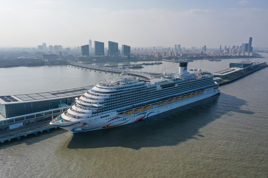 La grande nave da crociera Adora Magic City al terminal crociere internazionale Wusongkou di Shanghai. (1 gennaio 2024 - Xinhua/Ding Ting)