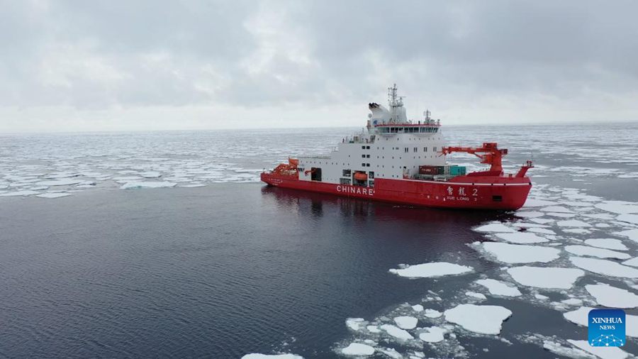 Il team della 40a spedizione antartica cinese conduce ricerche a bordo della Xuelong 2