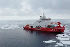 Il team della 40a spedizione antartica cinese conduce ricerche a bordo della Xuelong 2