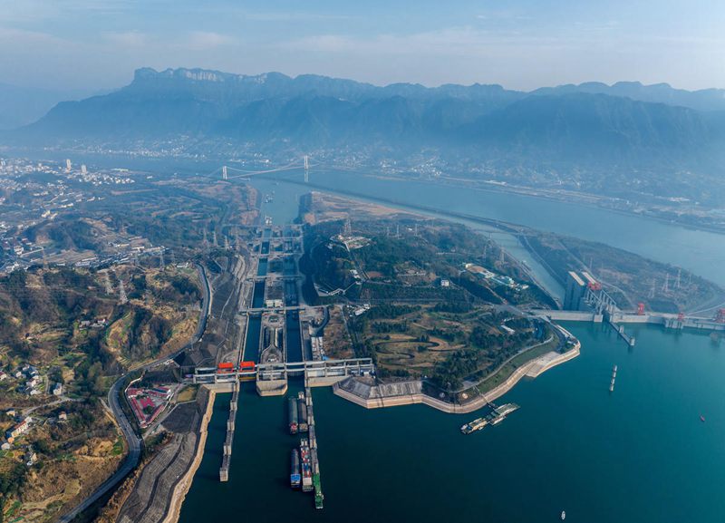 Le navi passano in modo ordinato le chiuse del nodo delle Tre Gole del Fiume Yangtze. (9 gennaio 2024 – Quotidiano del Popolo Online/Wang Gang)