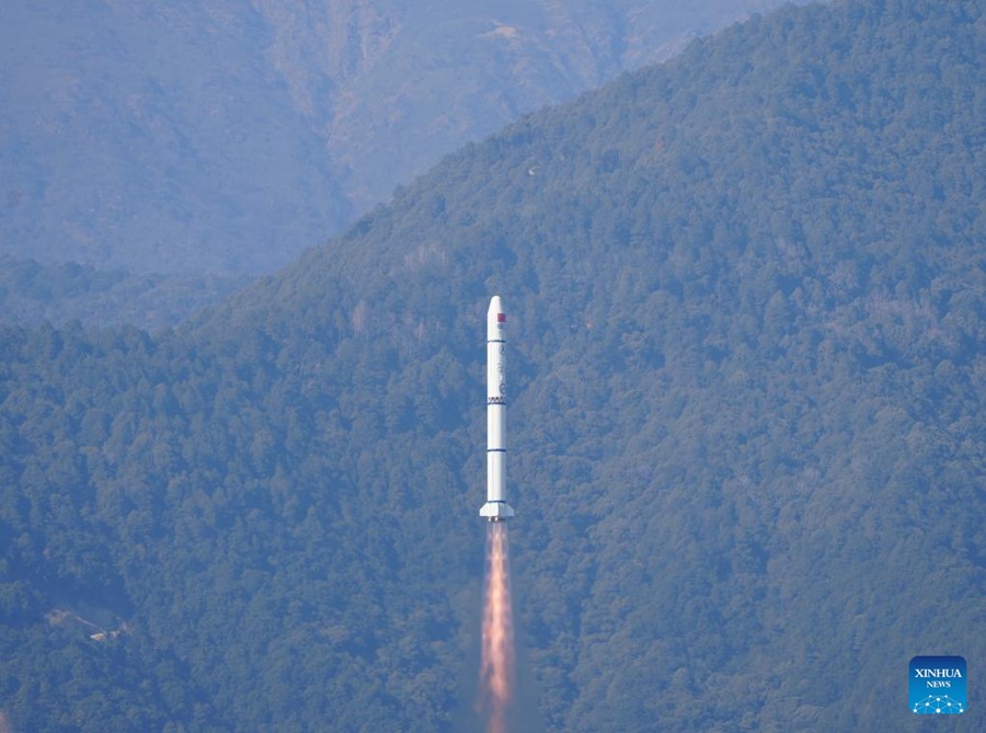 Un razzo vettore Long March 2C trasportante il nuovo satellite astronomico Einstein, decolla dal centro di lancio satellitare Xichang, nella provincia del Sichuan, Cina sudoccidentale. (9 gennaio 2024 - Foto/Xinhua)