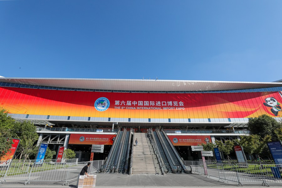 Vista esterna del National Exhibition and Convention Center di Shanghai, sede della sesta China International Import Expo (CIIE). (2 novembre 2023 - Xinhua/Xin Mengchen)
