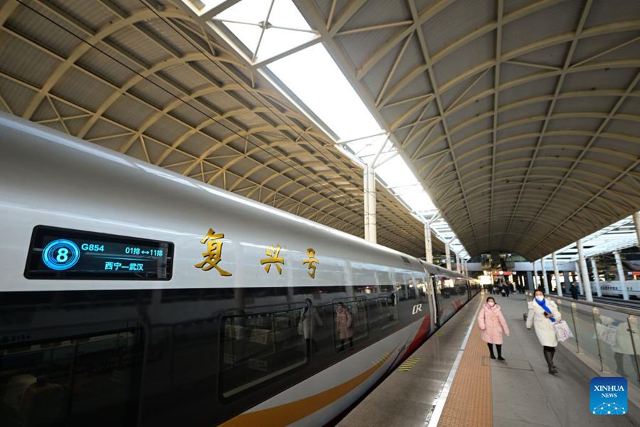 Il treno proiettile intelligente Fuxing entra in funzione sull'altopiano del Qinghai-Tibet