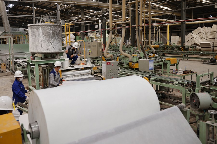 Operai impegnati in un'officina di lana minerale di un'azienda di materiali da costruzione nella città di Zhuozhou, provincia dello Hebei. (19 agosto 2023 - Xinhua/Luo Xuefeng)