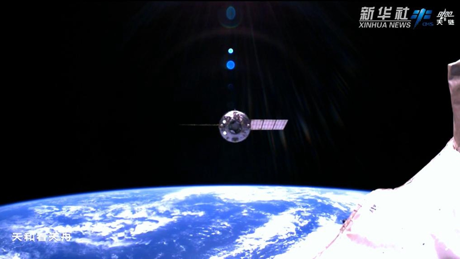 La navicella spaziale cargo cinese Tianzhou-6 si separa dalla combinazione della stazione spaziale